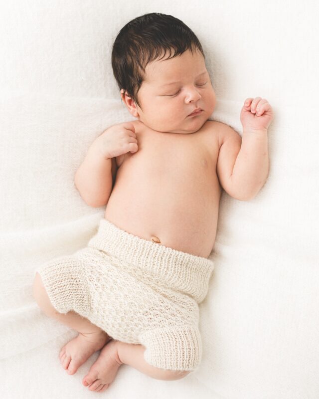 I think this might be the newborn version of a power pose. Those little frog legs. 🥺

If you want simple, natural timeless photos of your little one I’d love to help. 

For those super sleepy first few weeks it’s good to get in my diary after your 20 week scan. But my diary moves around a lot so it’s always good to get in touch because I’ll do my best to fit you in. Send me a message and I’ll happily email you my welcome and pricing guide. 

#abyrafterphotography #thebabyyears #newbornphotographybournemouth #bournemouthmums #bornatthebeach#bournemouthbabies  #duein2025 #supportingsobo #southbourne #maternityphotographybournemouth #newbornphotographerbournemouth #duesummer2025